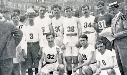 A group photograph of the competitors in the 1904 marathon.