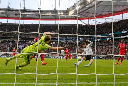 Lucas Alario scores Eintracht Frankfurt’s fifth goal