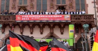 Fans welcome home the German national women’s football team