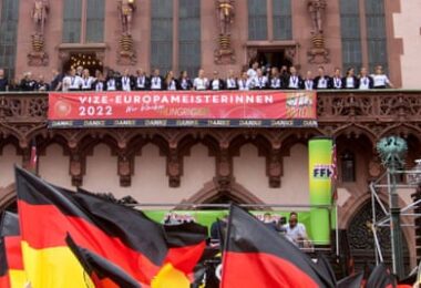 Fans welcome home the German national women’s football team