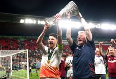 West Ham’s Declan Rice (left) and David Moyes lift the Europa Conference League trophy.
